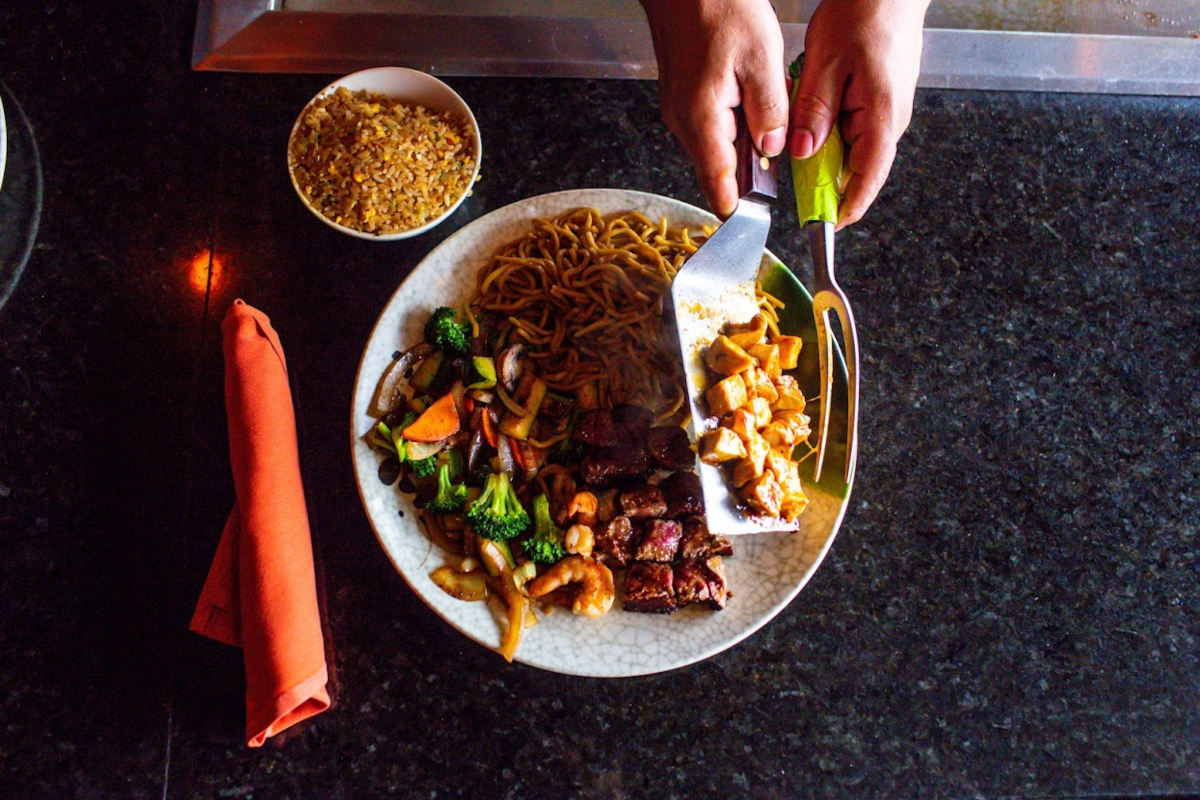 Grilled sliced meat, pasta and mixed vegetables
